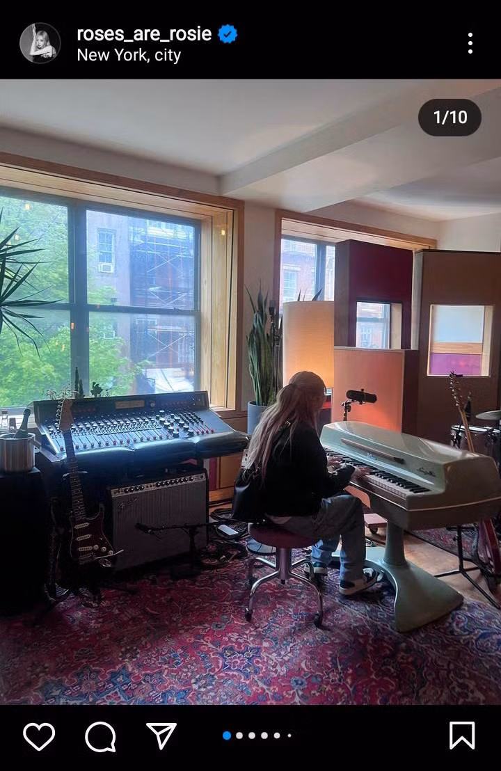 Rosé chụp ảnh ở một nơi giống như phòng thu tại New York.