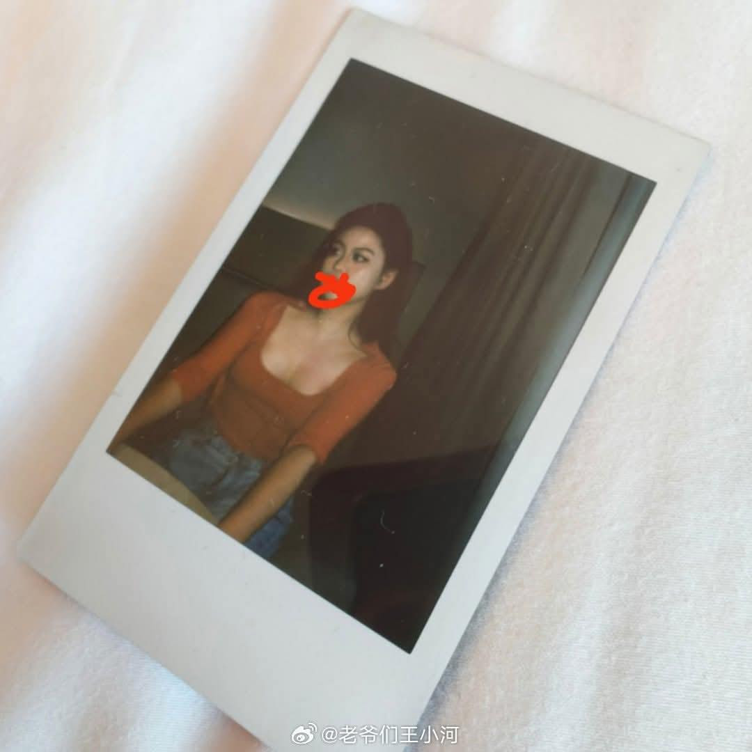 Cô gái đăng ảnh polaroid kèm một loạt thông tin về hóa đơn, máy bay... để chứng minh bản thân là cùng một người với "ảnh hẹn hò" bị lan truyền, thanh minh giúp Điền Hủ Ninh. Cô gái đăng ảnh polaroid kèm một loạt thông tin về hóa đơn, máy bay... để chứng minh bản thân là cùng một người với "ảnh hẹn hò" bị lan truyền, thanh minh giúp Điền Hủ Ninh.