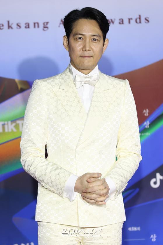 Lee Jung Jae cũng xuất hiện trong trang phục đến từ thương hiệu anh làm đại sứ - Gucci.