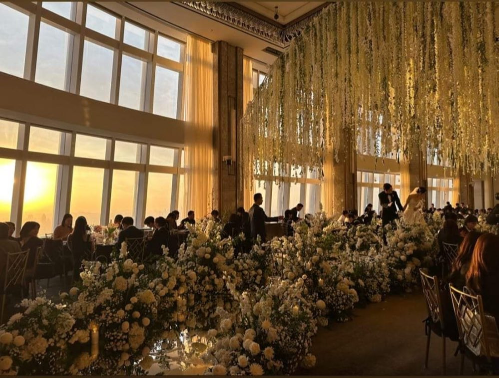 Cô dâu, chú rể bước vào lễ đường.