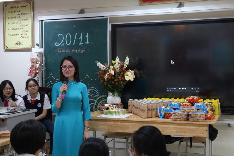 Trong khi đó, lớp 8C đã &quot;ăn mừng kép&quot; ngày Nhà giáo Việt Nam và Quốc tế nam giới (19/11). Ý tưởng được khởi xướng bởi cô chủ nhiệm Trần Thị Huệ và các bạn nam của lớp, hội nữ sinh &quot;bị ép buộc&quot; nhưng vẫn vui vẻ tổ chức mọi khâu.