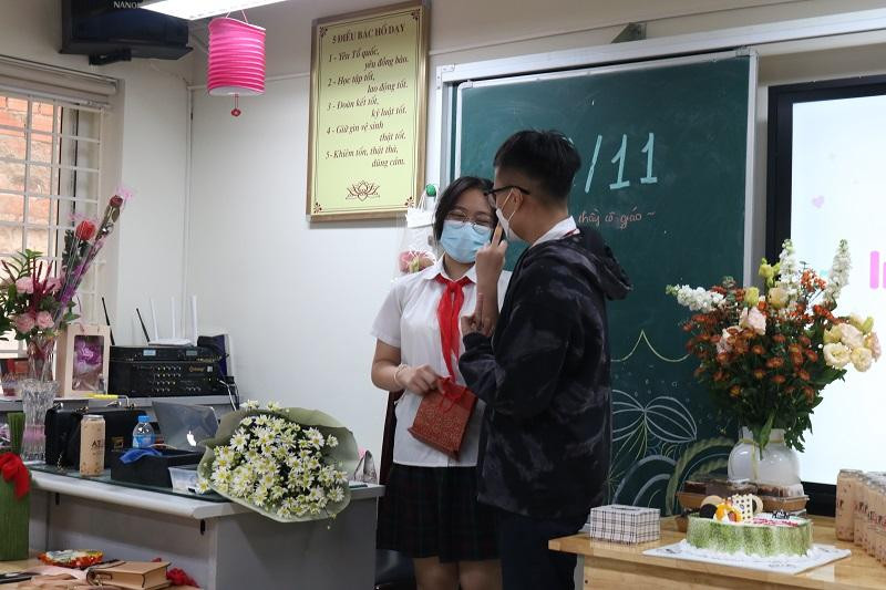 Trước khi liên hoan khép lại ngày hội lớn, các bạn nữ lớp 8C lần lượt bốc thăm, tặng quà cho hội nam sinh nhân ngày đặc biệt của phái nam.