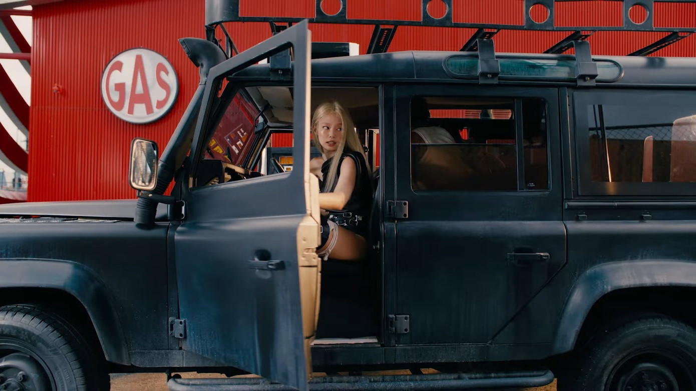 Không cố định trong một tạo hình hay phong cách nào, Jennie biến hóa trong mỗi khung hình của Mantra, đem tới đa khía cạnh: Thời thượng, quyến rũ, nổi loạn... Không cố định trong một tạo hình hay phong cách nào, Jennie biến hóa trong mỗi khung hình của Mantra, đem tới đa khía cạnh: Thời thượng, quyến rũ, nổi loạn...