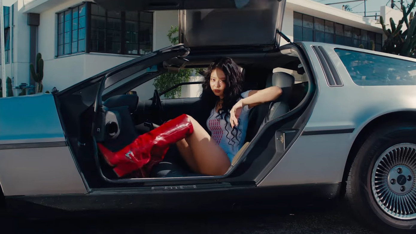 Không cố định trong một tạo hình hay phong cách nào, Jennie biến hóa trong mỗi khung hình của Mantra, đem tới đa khía cạnh: Thời thượng, quyến rũ, nổi loạn... Không cố định trong một tạo hình hay phong cách nào, Jennie biến hóa trong mỗi khung hình của Mantra, đem tới đa khía cạnh: Thời thượng, quyến rũ, nổi loạn...