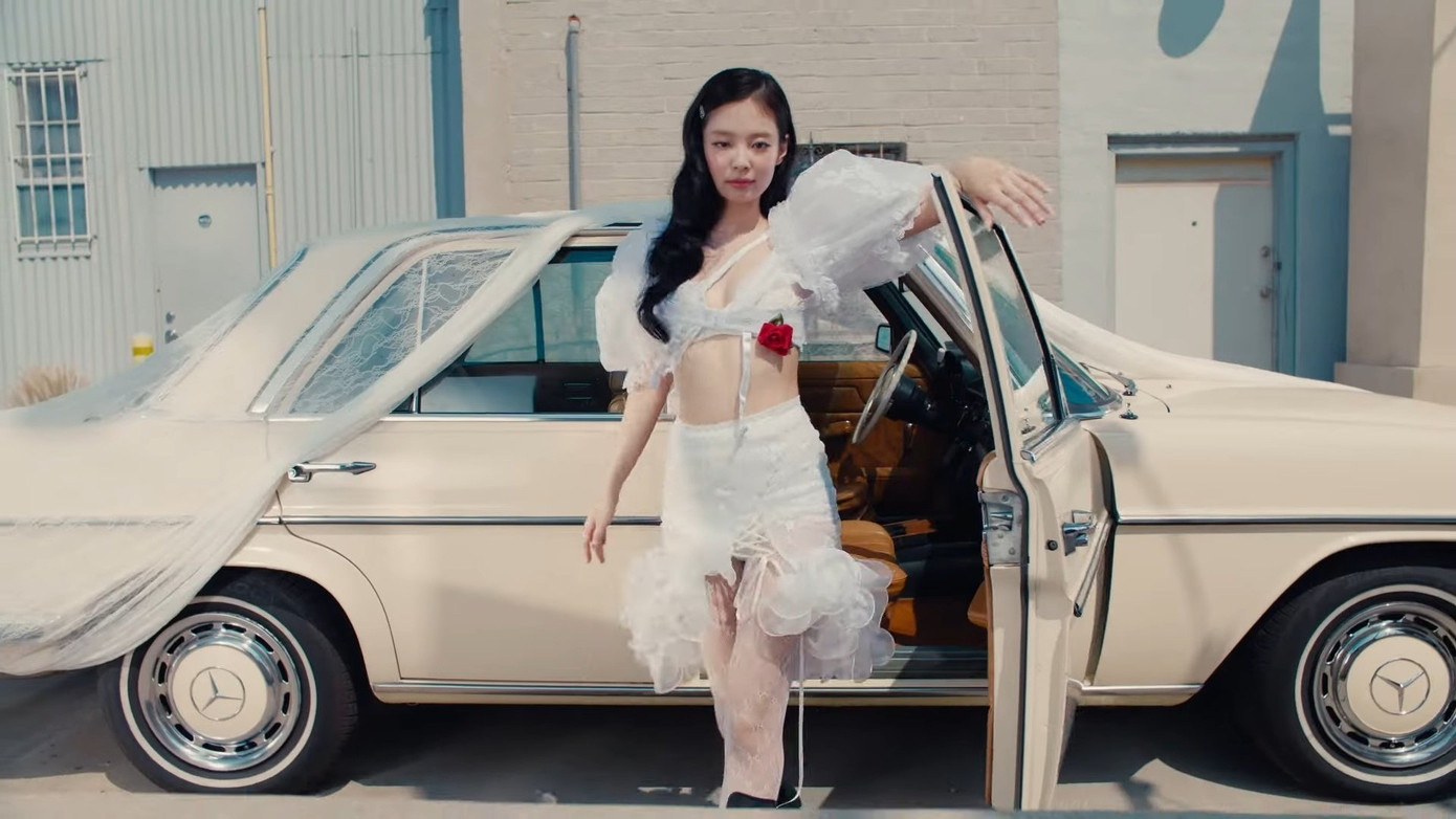 Không cố định trong một tạo hình hay phong cách nào, Jennie biến hóa trong mỗi khung hình của Mantra, đem tới đa khía cạnh: Thời thượng, quyến rũ, nổi loạn... Không cố định trong một tạo hình hay phong cách nào, Jennie biến hóa trong mỗi khung hình của Mantra, đem tới đa khía cạnh: Thời thượng, quyến rũ, nổi loạn...