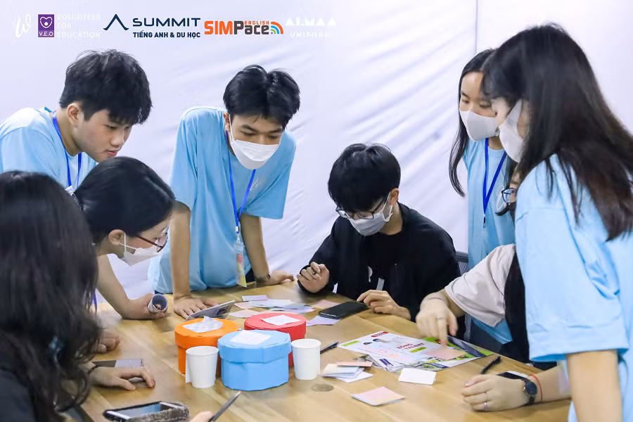 Teen thử sức tại khu Room Historists. Teen thử sức tại khu Room Historists.