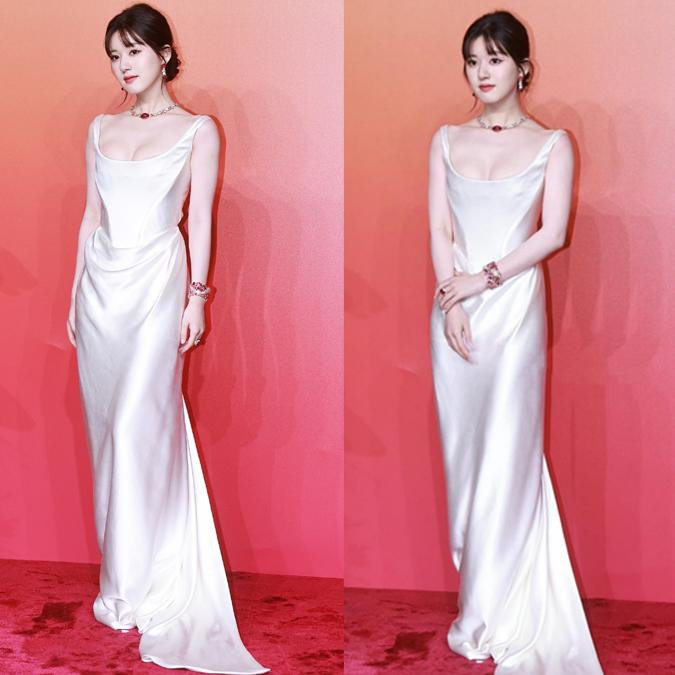 Triệu Lộ Tư khoe vai trần quyến rũ, khác hẳn hình tượng đáng yêu, nhẹ nhàng, ngọt ngào thường thấy. Triệu Lộ Tư khoe vai trần quyến rũ, khác hẳn hình tượng đáng yêu, nhẹ nhàng, ngọt ngào thường thấy.