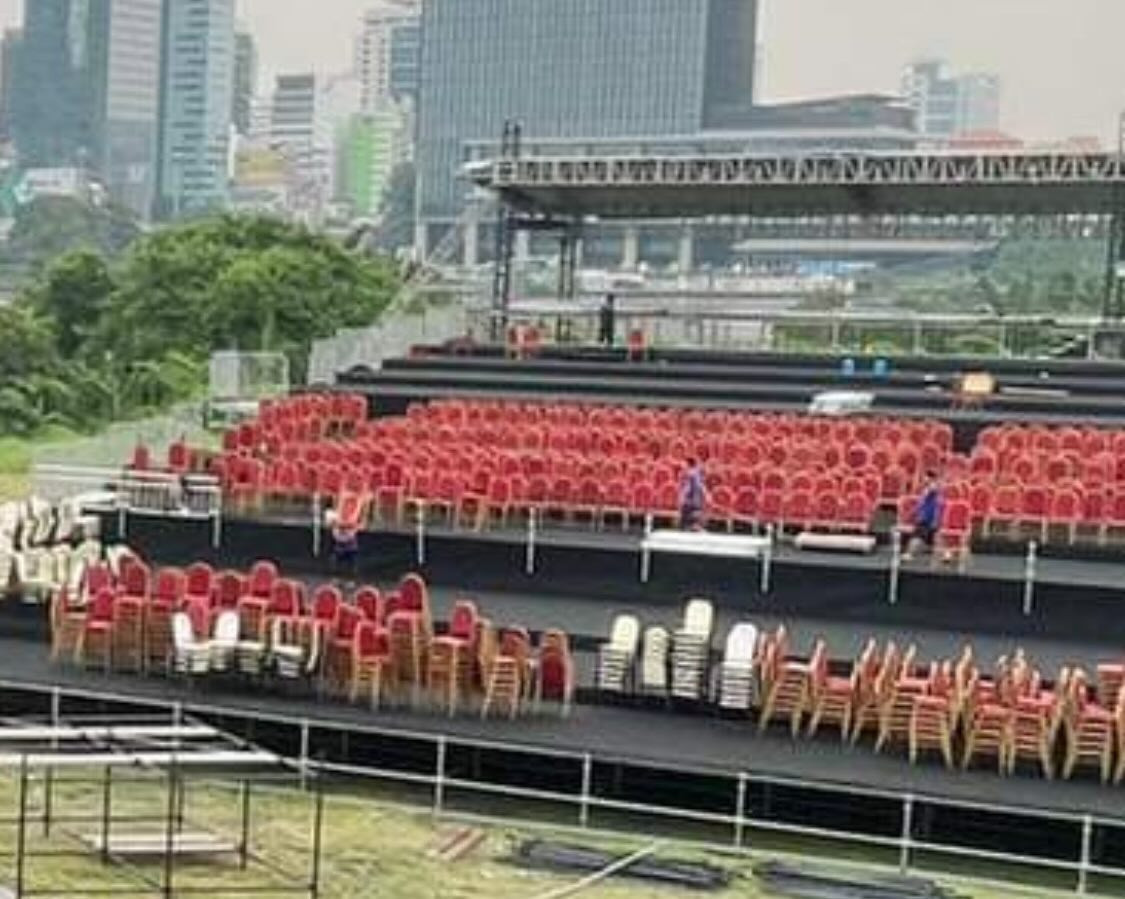 Người hâm mộ còn "soi ra" BTC dùng ghế có tựa lưng như ghế trong hội nghị ở khu vé ngồi. Người hâm mộ còn "soi ra" BTC dùng ghế có tựa lưng như ghế trong hội nghị ở khu vé ngồi.