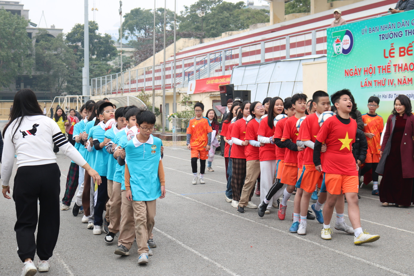 Ai nhanh ai khéo là trò chơi mới, thay thế cho trò chơi nhảy bao bố của năm ngoái.