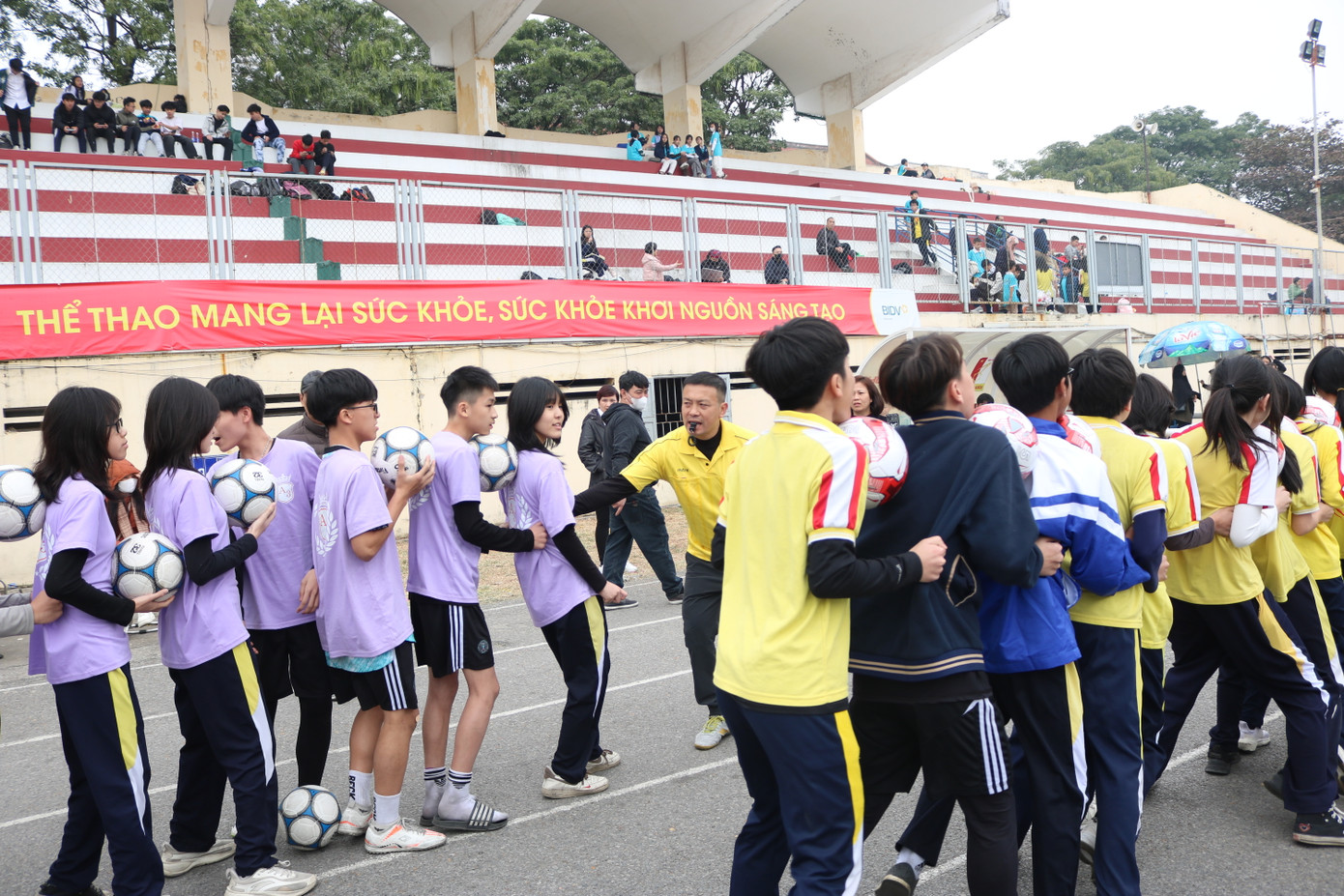 Ai nhanh ai khéo là trò chơi mới, thay thế cho trò chơi nhảy bao bố của năm ngoái.
