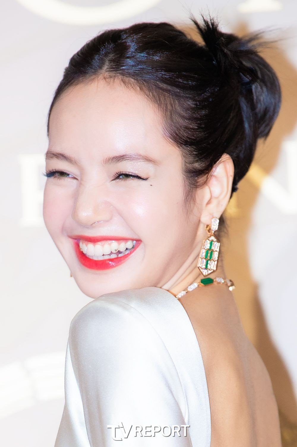 Bức ảnh chụp cận không chỉ khoe trọn visual của Lisa, mà còn để lộ chiếc răng được đính đá tinh tế của nàng út BLACKPINK. Bức ảnh chụp cận không chỉ khoe trọn visual của Lisa, mà còn để lộ chiếc răng được đính đá tinh tế của nàng út BLACKPINK.