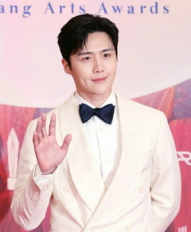 Mỹ nam má lúm diện suit trắng, hóa bạch mã hoàng tử điển trai, lịch lãm. Mỹ nam má lúm diện suit trắng, hóa bạch mã hoàng tử điển trai, lịch lãm.