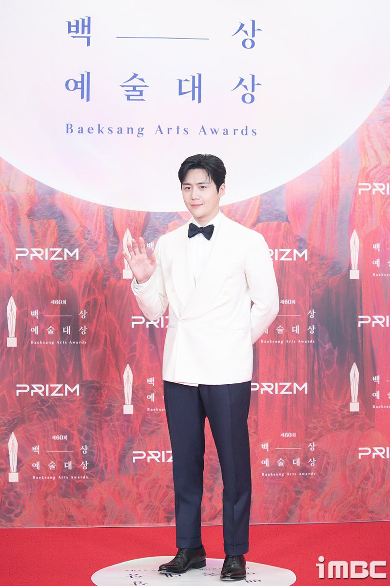 Mỹ nam má lúm diện suit trắng, hóa bạch mã hoàng tử điển trai, lịch lãm. Mỹ nam má lúm diện suit trắng, hóa bạch mã hoàng tử điển trai, lịch lãm.