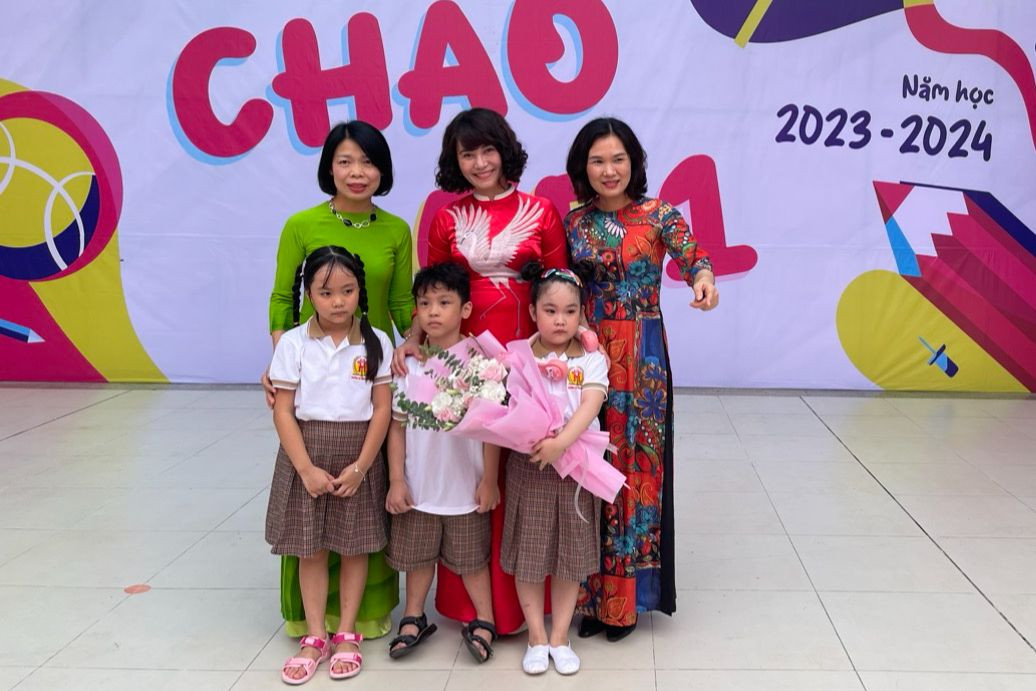 Các thầy cô lẫn các bạn nhỏ cũng không quên lưu lại những khung hình kỷ niệm.