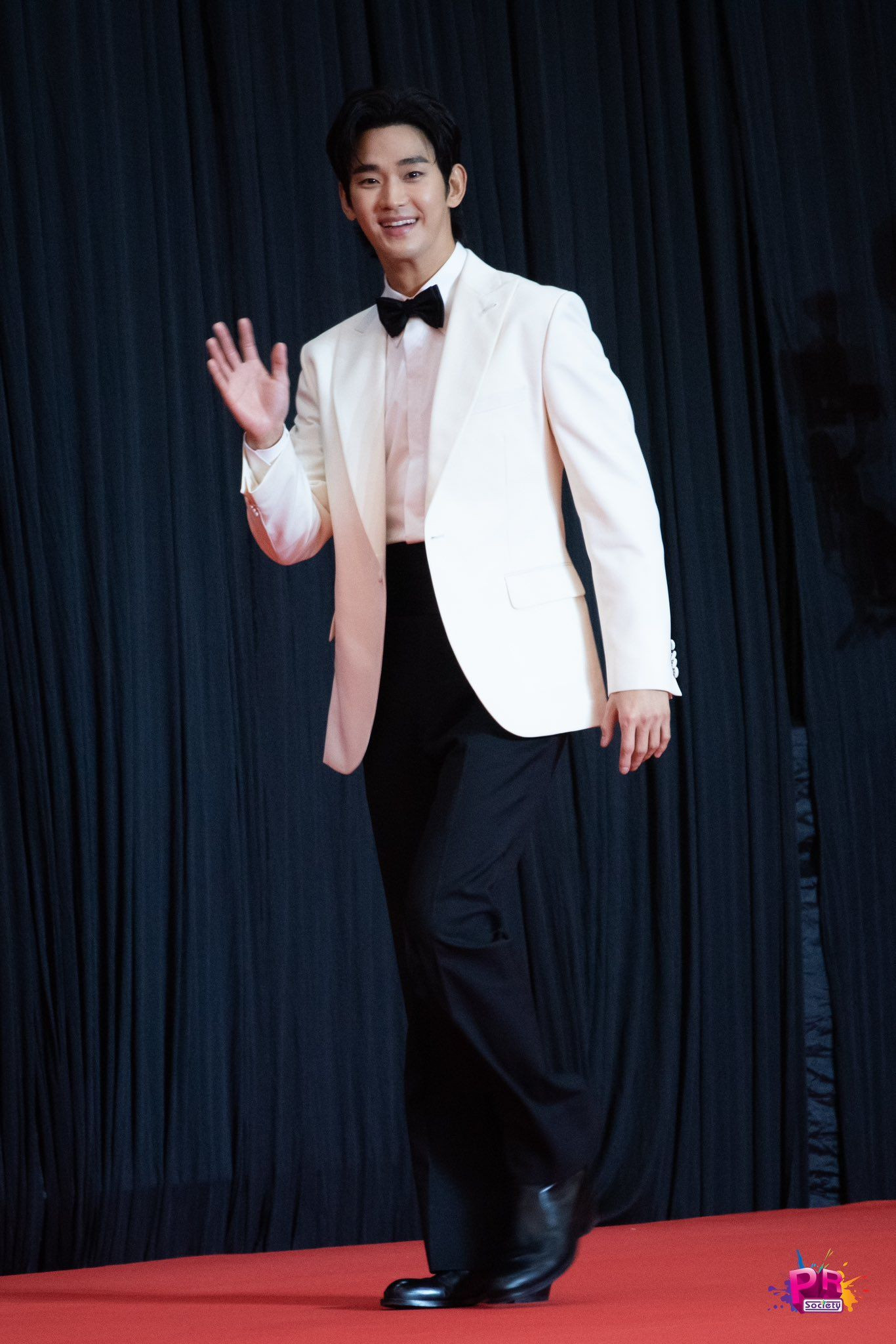 Kim Soo Hyun tại thảm đỏ AAA 2024.