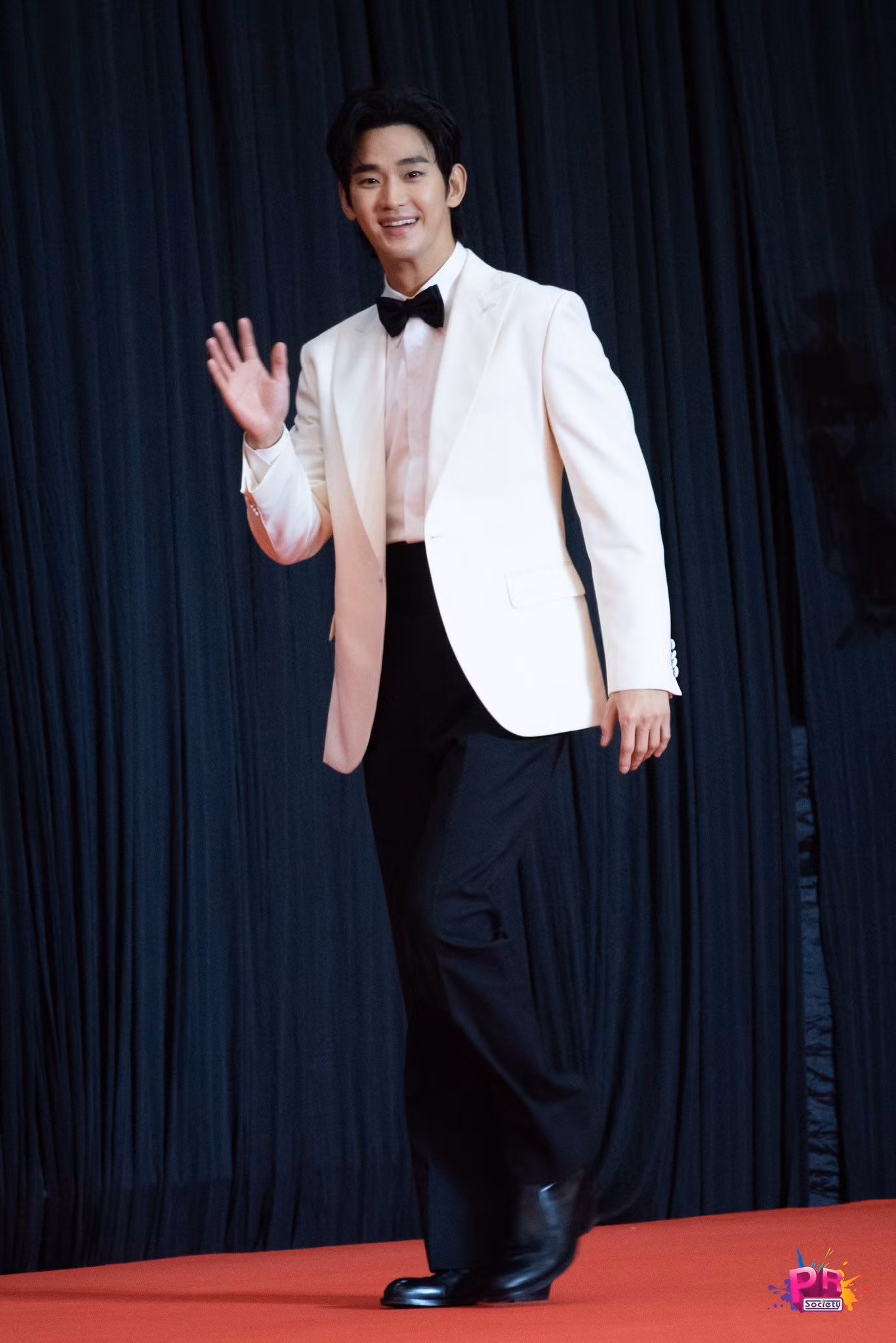 Kim Soo Hyun tại thảm đỏ AAA 2024.