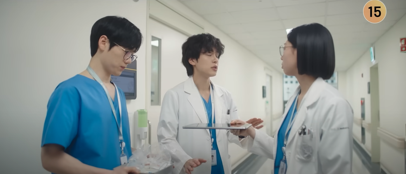 Tập 8 Chuyện Đời Bác Sĩ Nội Trúdường như bóng gió &quot;đẩy thuyền&quot; cho Jae Il và Sa Bi - người giống với tình đầu của &quot;cựu idol&quot;. Liệu tập 9 và 10 sẽ có &quot;thêm hint&quot; từ bộ đôi này?