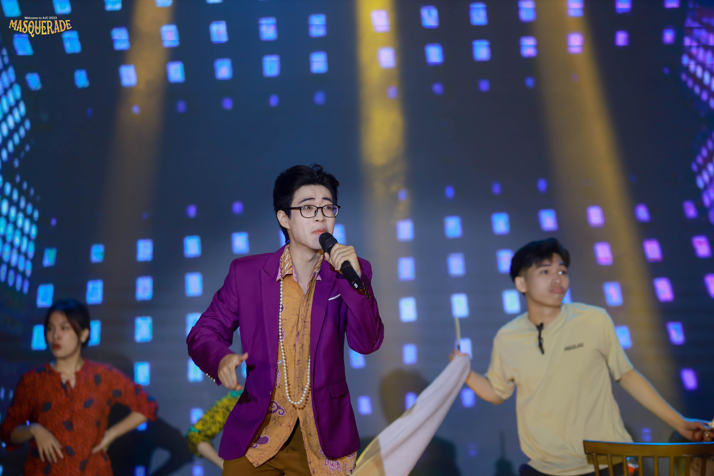 Sự kết hợp giữa âm thanh, ánh sáng, giai điệu và giọng ca của sinh viên AJC trong bản mashup “Thật bất ngờ &amp; Có không giữ mất đừng tìm” như lời chào nồng nhiệt của BTC.