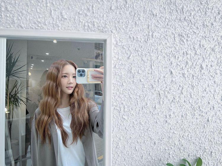 Thả tóc che bớt vùng trán giúp gương mặt Park Min Young trông nhỏ gọn, thanh tú hơn.