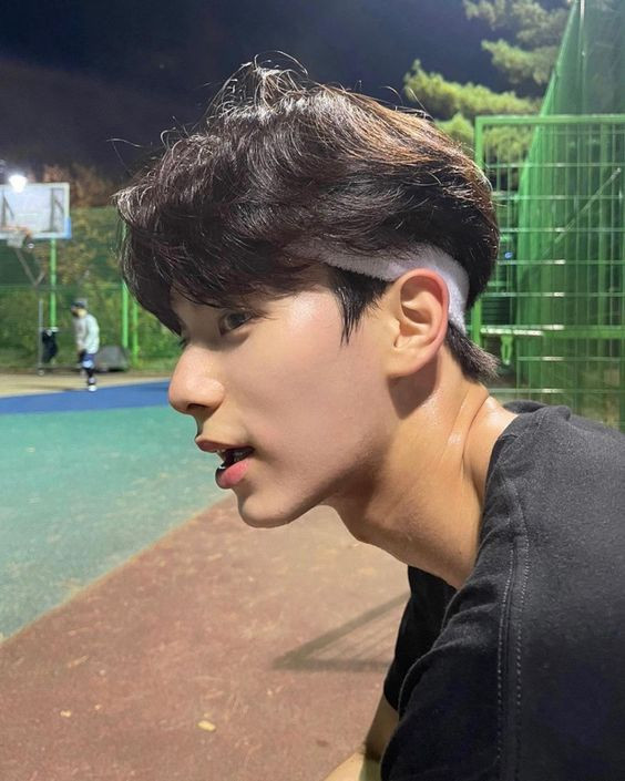 Loạt ảnh đời thường của Lee Chae Min trên Instagram khiến fan xao xuyến vì đậm chất &quot;boyfriend material&quot;.