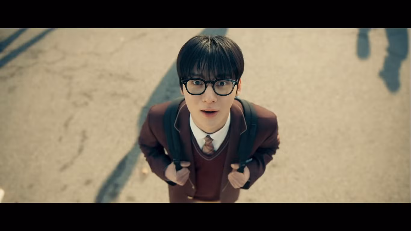 Hwang Minhyun hóa "chàng ngố" với tóc mái và kính cận gọng dày. Mỗi lần anh hỏi bài là khiến người xem cũng phải "sôi máu" bất lực, hiểu vì sao Ga Min mãi không khá hơn.