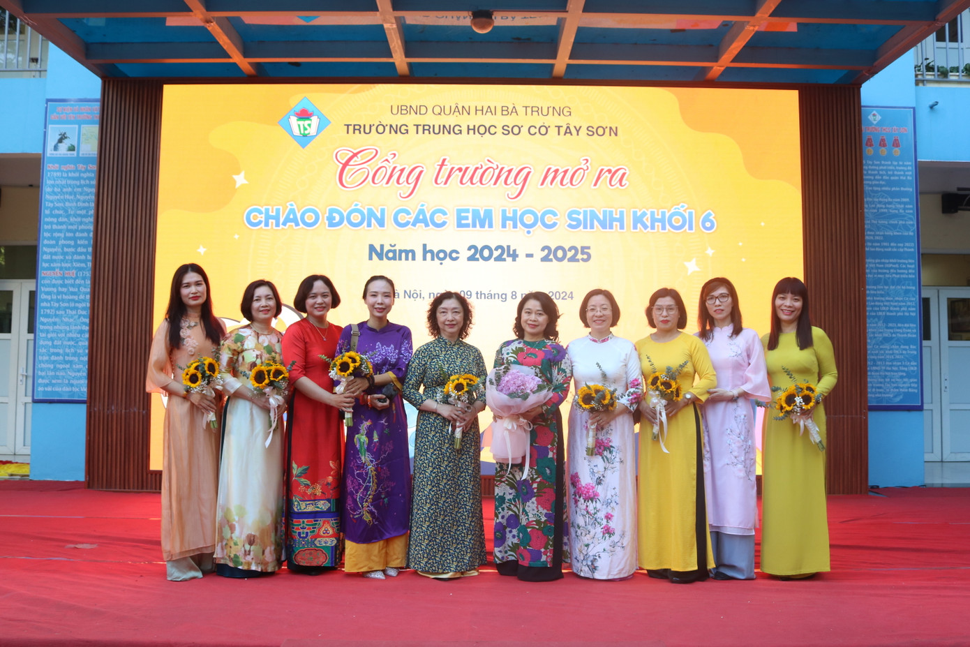 7 cô giáo chủ nhiệm của 7 lớp 6 ra mắt trong chương trình, nhận những bó hoa tươi từ các bạn học sinh. 7 cô giáo chủ nhiệm của 7 lớp 6 ra mắt trong chương trình, nhận những bó hoa tươi từ các bạn học sinh.