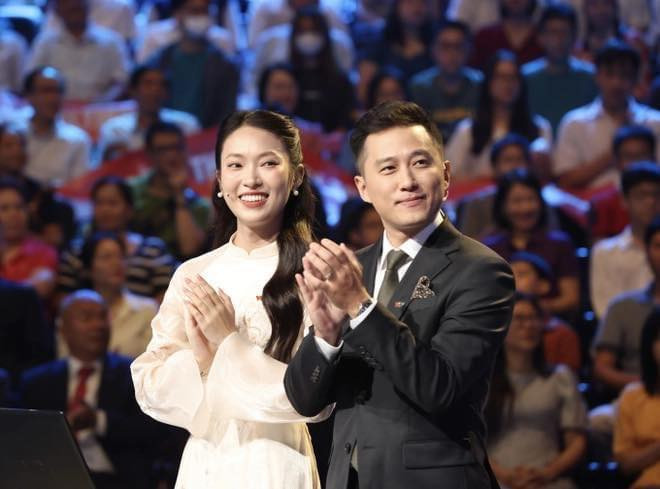 Cũng bởi Khánh Vy chưa thực sự vững vàng, nên để MC Ngọc Huy dẫn dắt bên cạnh cô ở trận Chung kết là quyết định đúng đắn. Bởi người anh "tiền bối" này sẽ có thể truyền đạt kinh nghiệm và kịp cứu cánh Khánh Vy ở những tình huống khẩn cấp. Cũng bởi Khánh Vy chưa thực sự vững vàng, nên để MC Ngọc Huy dẫn dắt bên cạnh cô ở trận Chung kết là quyết định đúng đắn. Bởi người anh "tiền bối" này sẽ có thể truyền đạt kinh nghiệm và kịp cứu cánh Khánh Vy ở những tình huống khẩn cấp.