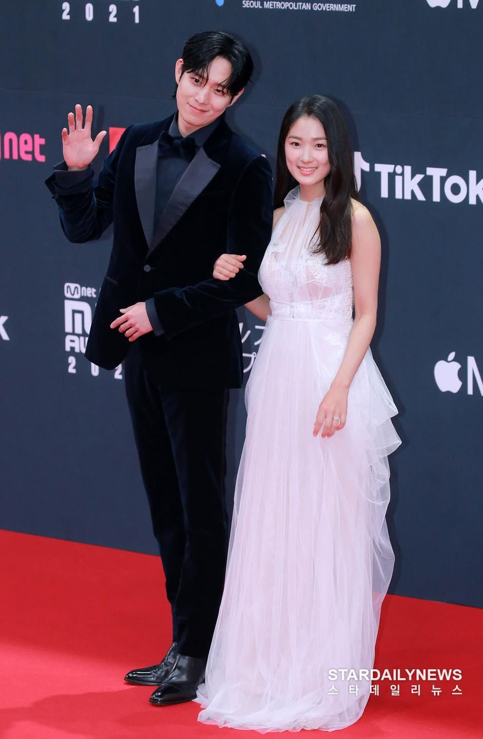 Kim Young Dae và Kim Hye Yoon sánh đôi trên thảm đỏ, góp mặt với tư cách người trao giải. Kim Young Dae và Kim Hye Yoon sánh đôi trên thảm đỏ, góp mặt với tư cách người trao giải.