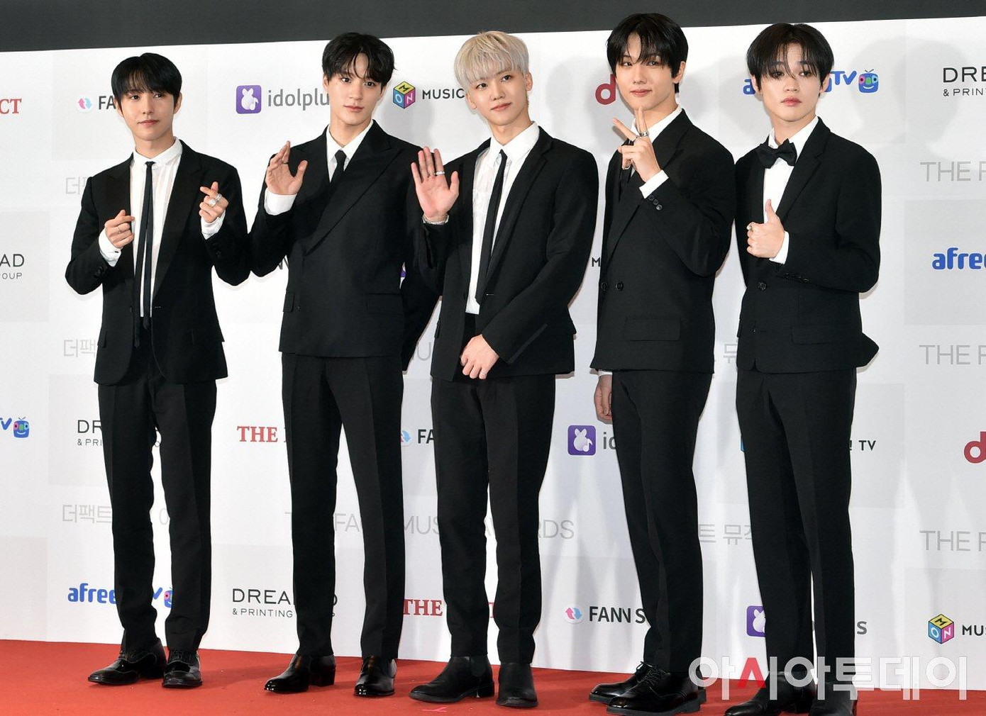 NCT DREAM xuất hiện lịch lãm trong suit đen. Haechan và Mark vắng mặt trên thảm đỏ khả năng cao do trùng lịch trình với NCT 127.