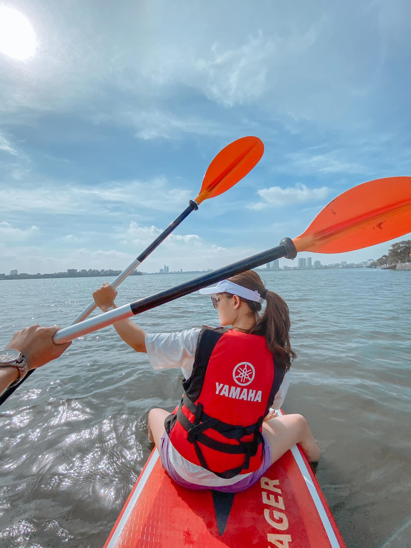 Vừa ngắm hoàng hôn, bạn có thể vừa tận hưởng làn nước mát tại Hồ Tây. - Ảnh: Thao Tran