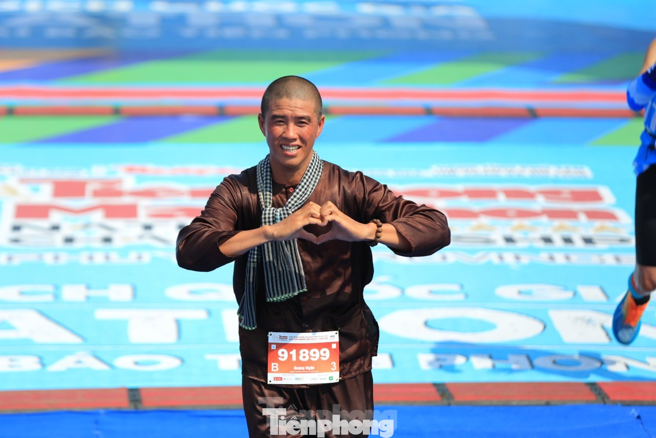 Các vận động viên đã khiến đường chạy của Tiền Phong Marathon 2024 tại Phú Yên trở nên đặc biệt, rực rỡ hơn với trang phục đa dạng như áo bà ba, áo dài, trang phục dân tộc... Các vận động viên đã khiến đường chạy của Tiền Phong Marathon 2024 tại Phú Yên trở nên đặc biệt, rực rỡ hơn với trang phục đa dạng như áo bà ba, áo dài, trang phục dân tộc...