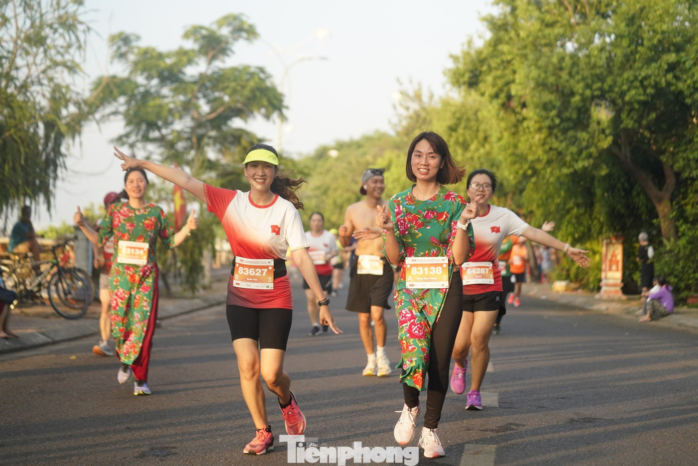 Các vận động viên đã khiến đường chạy của Tiền Phong Marathon 2024 tại Phú Yên trở nên đặc biệt, rực rỡ hơn với trang phục đa dạng như áo bà ba, áo dài, trang phục dân tộc... Các vận động viên đã khiến đường chạy của Tiền Phong Marathon 2024 tại Phú Yên trở nên đặc biệt, rực rỡ hơn với trang phục đa dạng như áo bà ba, áo dài, trang phục dân tộc...