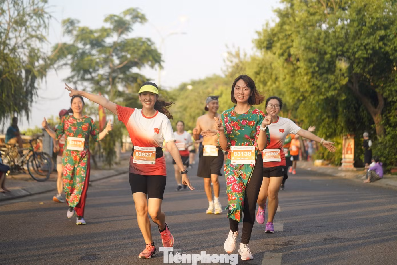 Các vận động viên đã khiến đường chạy của Tiền Phong Marathon 2024 tại Phú Yên trở nên đặc biệt, rực rỡ hơn với trang phục đa dạng như áo bà ba, áo dài, trang phục dân tộc...