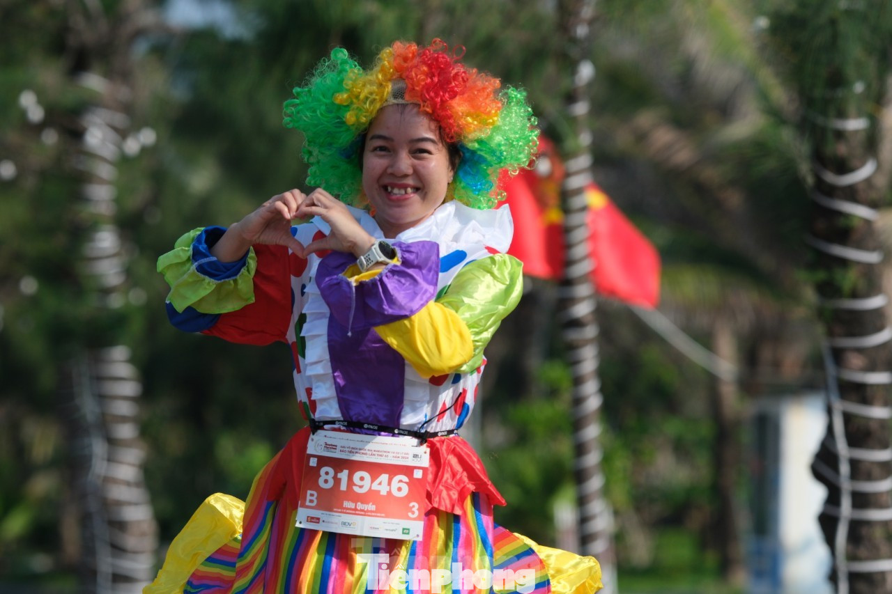 Các vận động viên đã khiến đường chạy của Tiền Phong Marathon 2024 tại Phú Yên trở nên đặc biệt, rực rỡ hơn với trang phục đa dạng như áo bà ba, áo dài, trang phục dân tộc... Các vận động viên đã khiến đường chạy của Tiền Phong Marathon 2024 tại Phú Yên trở nên đặc biệt, rực rỡ hơn với trang phục đa dạng như áo bà ba, áo dài, trang phục dân tộc...