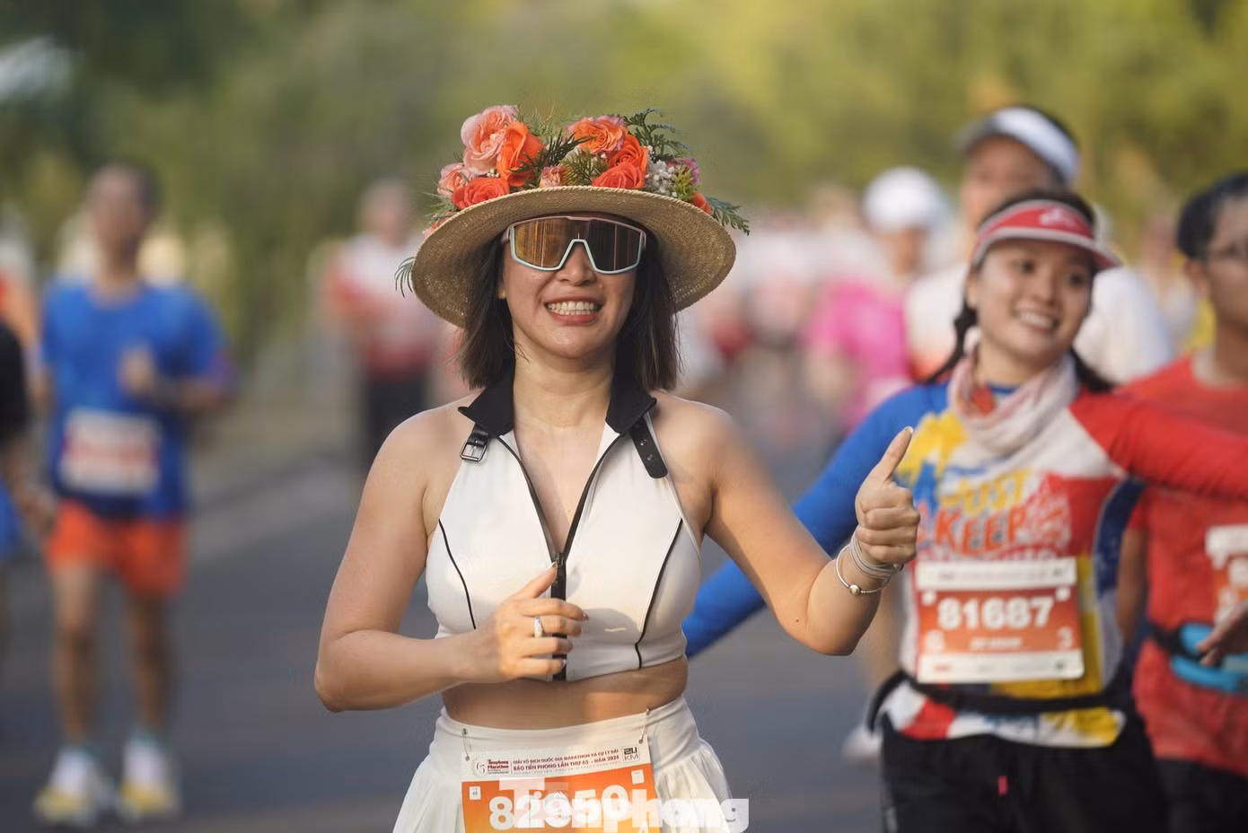 Các vận động viên đã khiến đường chạy của Tiền Phong Marathon 2024 tại Phú Yên trở nên đặc biệt, rực rỡ hơn với trang phục đa dạng như áo bà ba, áo dài, trang phục dân tộc...