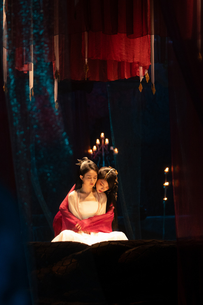 Hai bức ảnh cắt được nền tảng đăng tải cũng viral khắp cộng đồng fan phim. Hai bức ảnh cắt được nền tảng đăng tải cũng viral khắp cộng đồng fan phim.