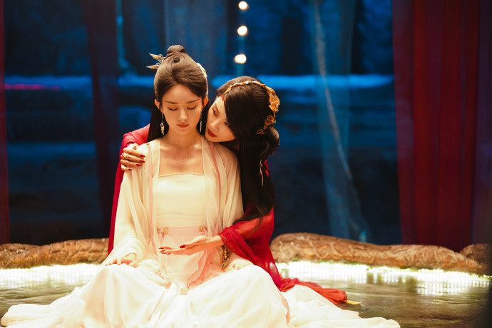 Đâu chỉ chữa thương, Kim Nương Tử còn hào phóng muốn tìm lang quân trẻ trung, đẹp trai hơn Thẩm Ly. Hành Chỉ thần quân càng ghen tuông, cô càng được thể chọc tức. Đâu chỉ chữa thương, Kim Nương Tử còn hào phóng muốn tìm lang quân trẻ trung, đẹp trai hơn Thẩm Ly. Hành Chỉ thần quân càng ghen tuông, cô càng được thể chọc tức.