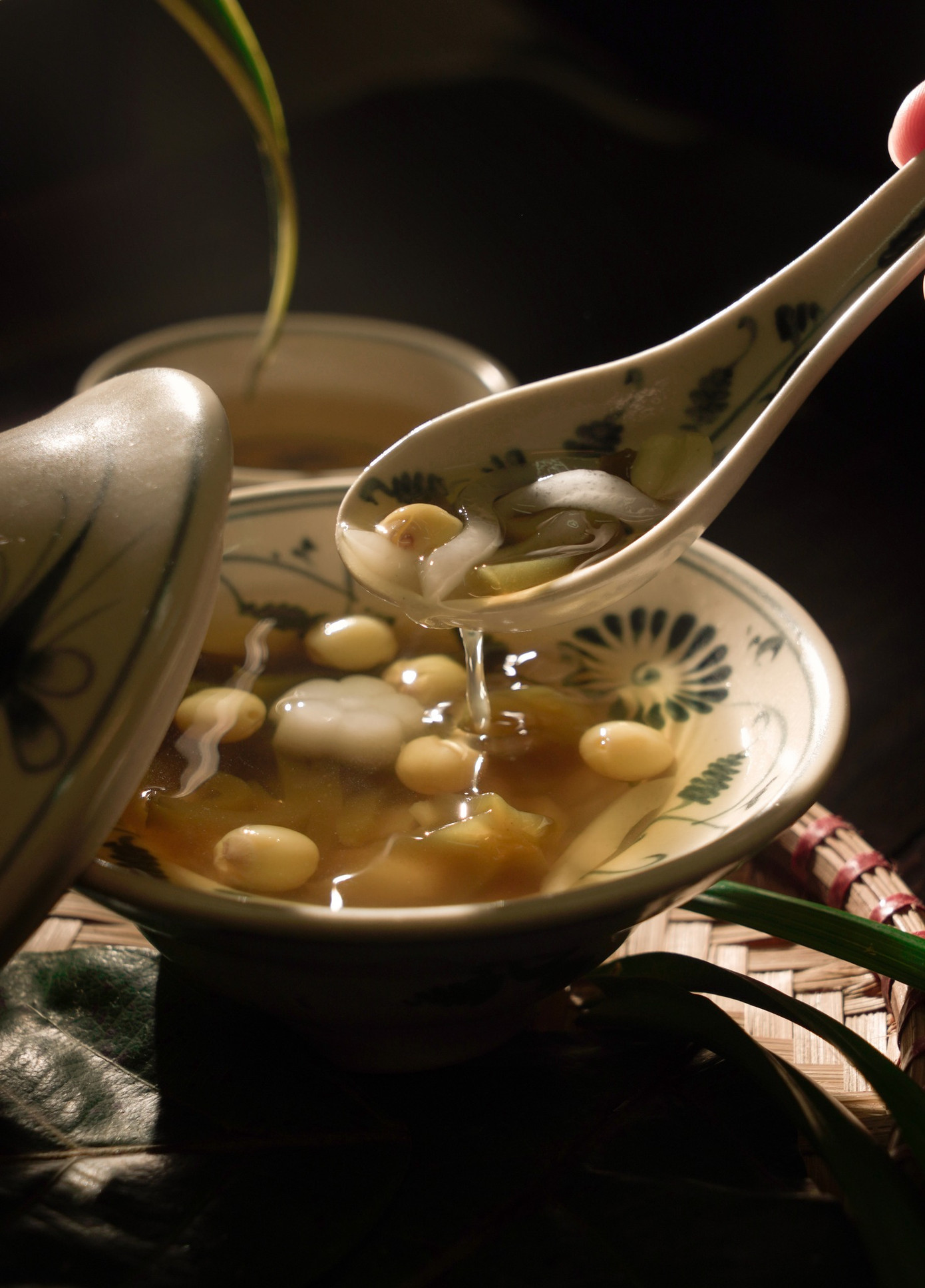 Chè bất khuất với sự kết hợp của hạt sen, thạch bàng giòn dai, chát nhẹ, thanh thanh cũng gây sốt không kém. Chè bất khuất với sự kết hợp của hạt sen, thạch bàng giòn dai, chát nhẹ, thanh thanh cũng gây sốt không kém.