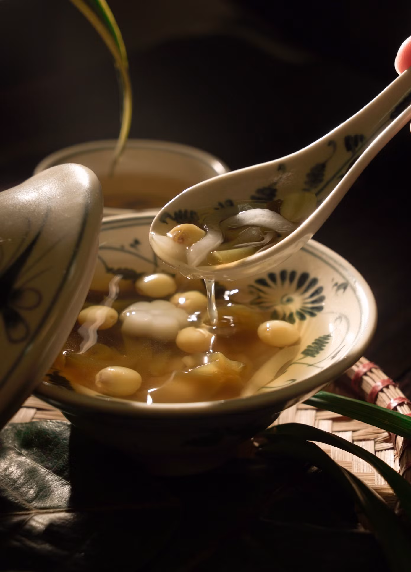 Chè bất khuất với sự kết hợp của hạt sen, thạch bàng giòn dai, chát nhẹ, thanh thanh cũng gây sốt không kém.