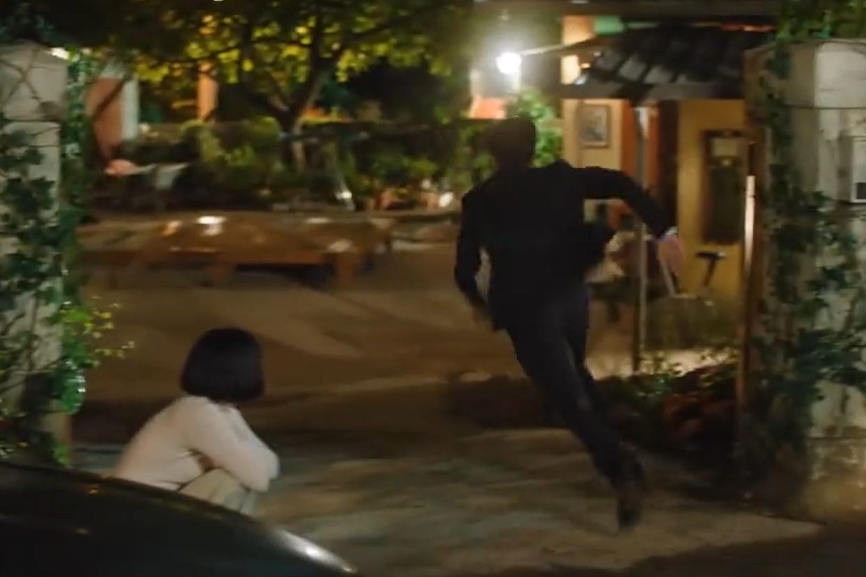 Tập 9 Queen of Tears còn có một cảnh nhỏ dễ thương của Hyun Woo, khi anh chạy hớt hải suýt trượt ngã trở về nhà khi nghe tin Hae In phát bệnh ngất xỉu. Tập 9 Queen of Tears còn có một cảnh nhỏ dễ thương của Hyun Woo, khi anh chạy hớt hải suýt trượt ngã trở về nhà khi nghe tin Hae In phát bệnh ngất xỉu.