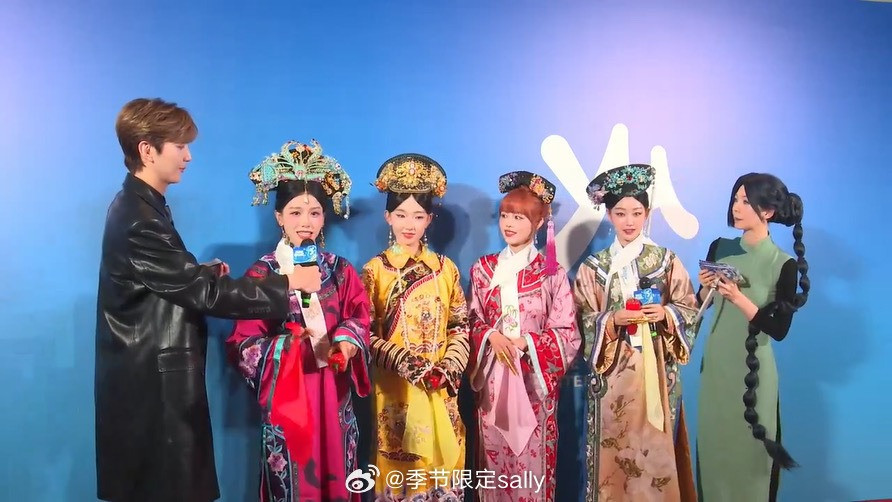 Bốn thành viên của NAME "nhập vai" Chân Hoàn Truyện. Bốn thành viên của NAME "nhập vai" Chân Hoàn Truyện.