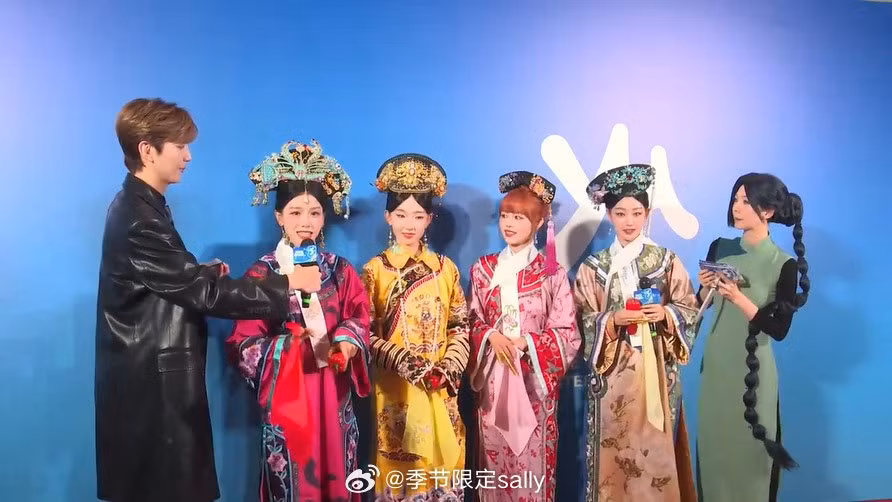 Bốn thành viên của NAME "nhập vai" Chân Hoàn Truyện.
