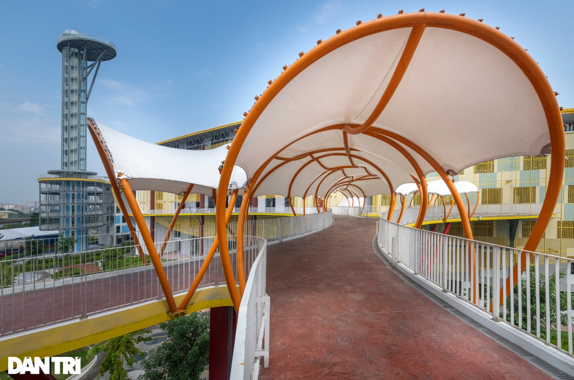 Hàng rào bao quanh cầu và hành lang tại Cung Thiếu nhi làm tăng "độ nghệ củ". - Nguồn: Mạnh Quân/ báo Dân Trí Hàng rào bao quanh cầu và hành lang tại Cung Thiếu nhi làm tăng "độ nghệ củ". - Nguồn: Mạnh Quân/ báo Dân Trí