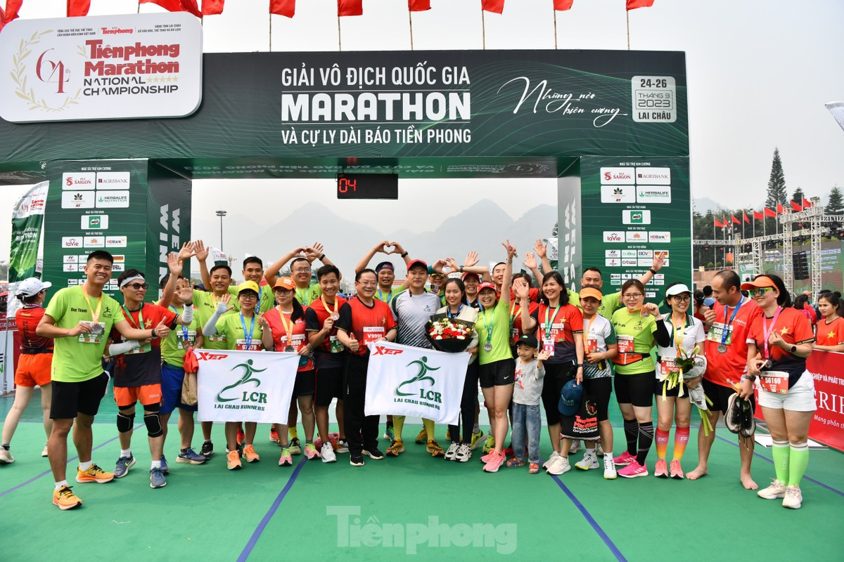 TBT báo Tiền Phong Lê Xuân Sơn và các runner chúc mừng cho cặp đôi. - Ảnh: Như Ý