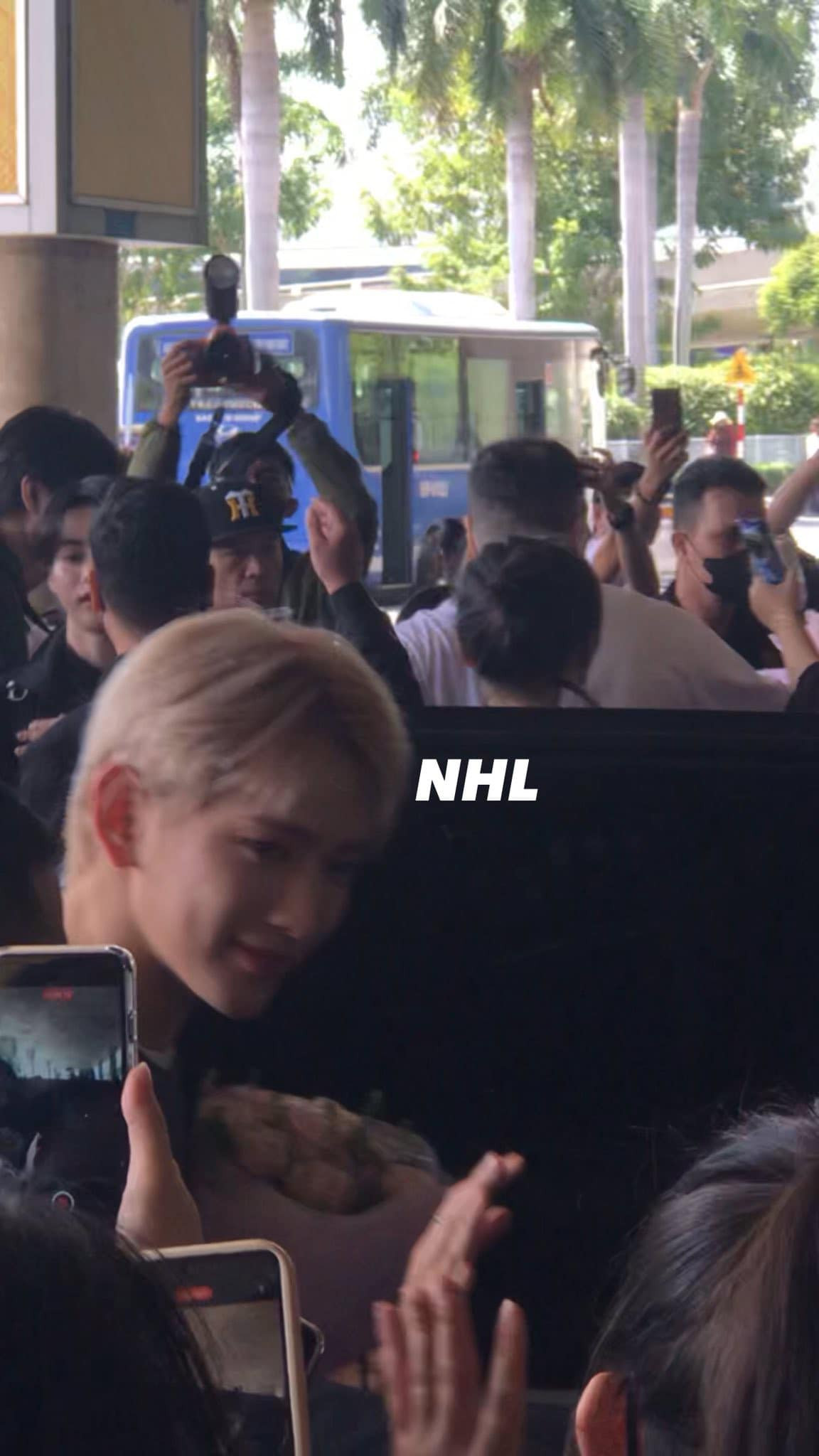 Trưởng nhóm LEW cười xinh trong ảnh chụp vội của fan. - Ảnh: NHL Trưởng nhóm LEW cười xinh trong ảnh chụp vội của fan. - Ảnh: NHL