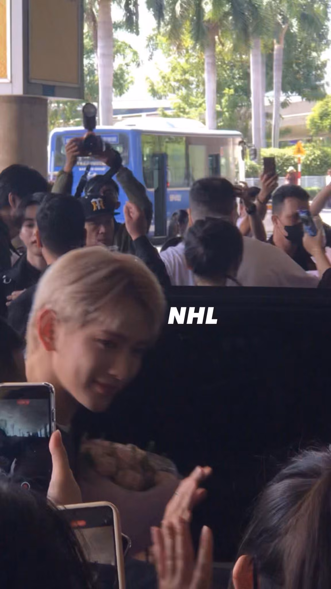 Trưởng nhóm LEW cười xinh trong ảnh chụp vội của fan. - Ảnh: NHL
