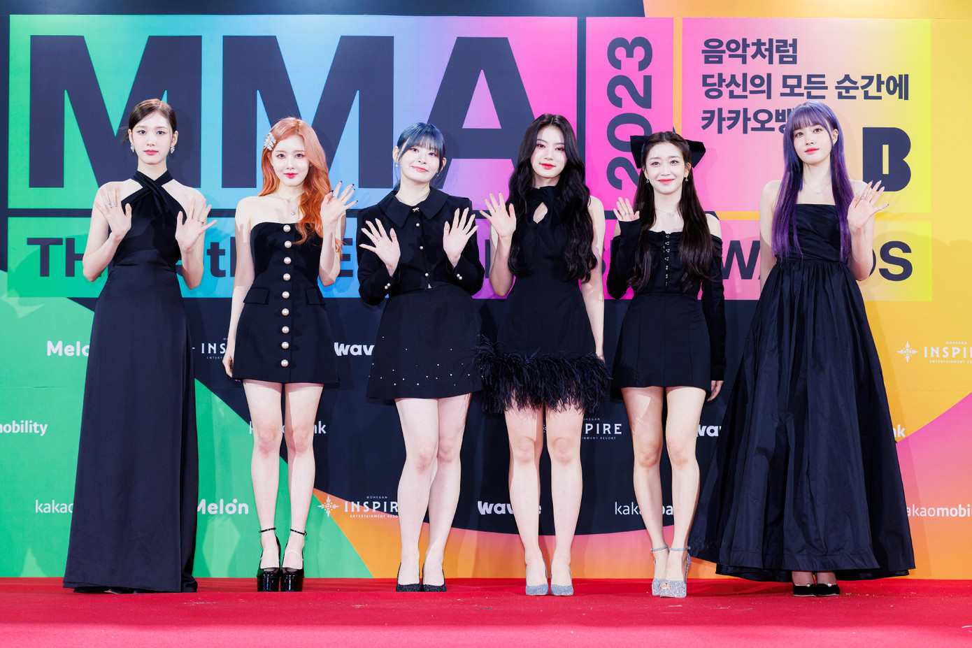 STAYC sang trọng và tươi tắn trong sắc đen đồng bộ.