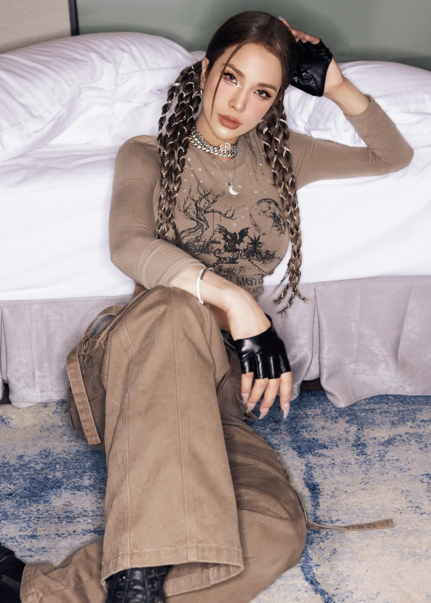 Fan đang chuẩn bị tinh thần để bỏ vào bộ sưu tập "thôn" (quê) của Diệp Lâm Anh một khoảnh khắc nữa. Fan đang chuẩn bị tinh thần để bỏ vào bộ sưu tập "thôn" (quê) của Diệp Lâm Anh một khoảnh khắc nữa.