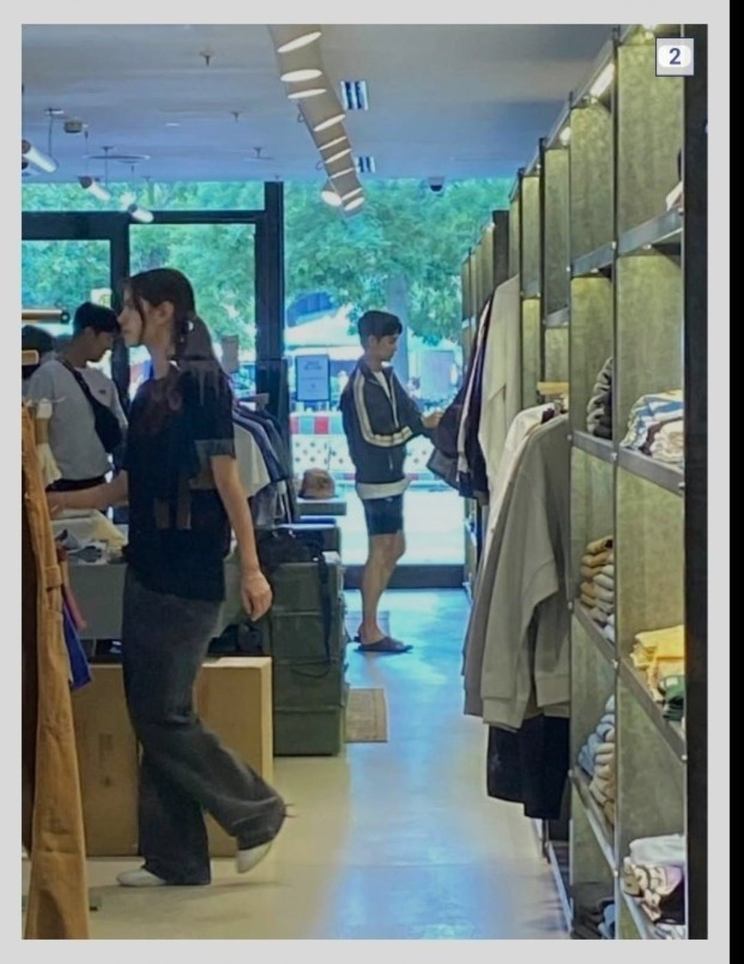 Kim Soo Hyun được bắt gặp ở cửa hàng Carhartt tại Đức. Kim Soo Hyun được bắt gặp ở cửa hàng Carhartt tại Đức.