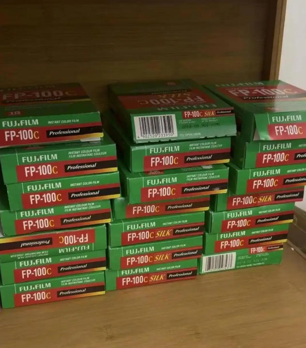 Ngoài film, các thiết bị như máy ảnh, flash phục vụ cho hình thức chụp ảnh này đều đã ngừng sản xuất, khó sửa, khó tìm. Ngoài film, các thiết bị như máy ảnh, flash phục vụ cho hình thức chụp ảnh này đều đã ngừng sản xuất, khó sửa, khó tìm.